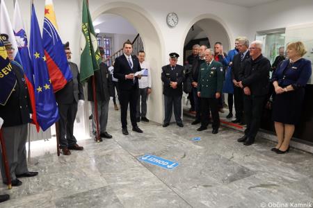 V prostorih občinske stavbe na ogled razstava literarnih in likovnih del na temo Častni občan Kamnika (45)